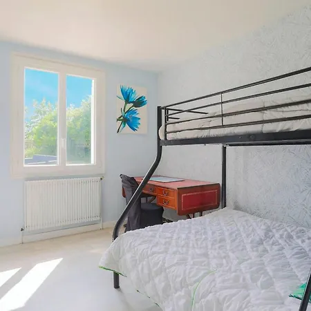 2 Bedroom Stunning In *